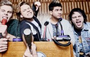 5SOS back Bieber’s anti-selfie move