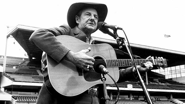 Singer Slim Dusty performs in 1984.