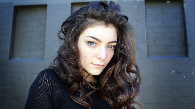 Lorde judges old school's talent show