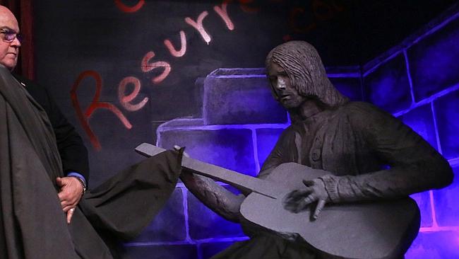 Tacksville... Aberdeen Mayor Bill Simpson reveals the Kurt Cobain statue. Picture: Joshua