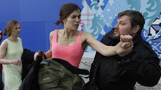 Attacked ... A russian security officer attacks Nadezhda Tolokonnikova and a photographer