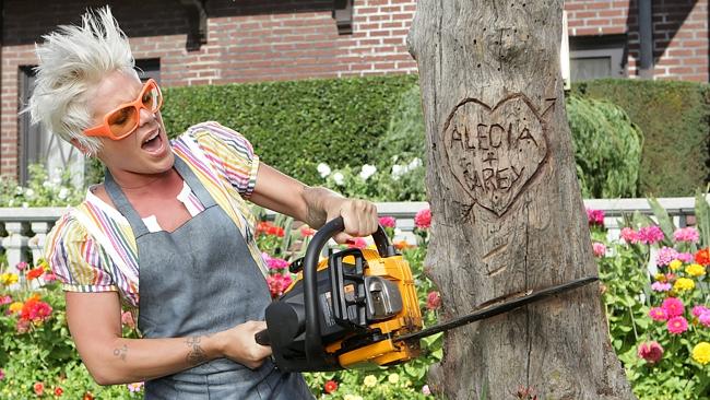 Don’t mess with Pink ... the singer chainsaws down a tree with her husband Carey’s name on it in he...