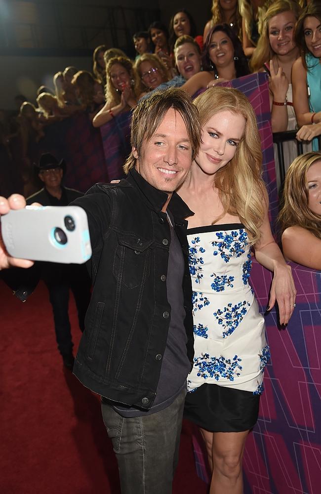 Say cheese ...Nicole Kidman and Keith Urban pose with fans (Photo by Jeff Kravitz/FilmMag