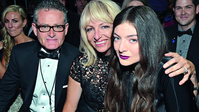 Vic O'Connor, Sonja Yelich and Lorde at the Grammy Awards.