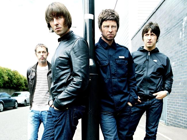  Singer Liam Gallagher (L) and his musician brother Noel stand in front of fellow members of band 'Oasis'. Pic Sony BMG. 