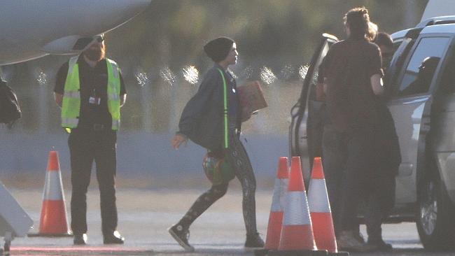 Miley Cyrus hurries to a waiting vehicle on the tarmac at Brisbane Airport. Pic: Peter Wa