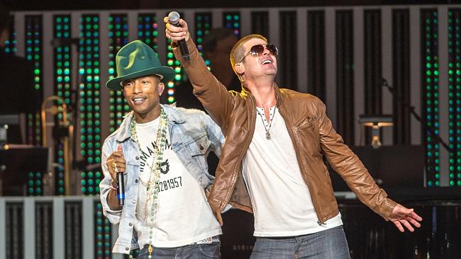 Robin Thicke and Pharrell Williams perform Blurred Lines.