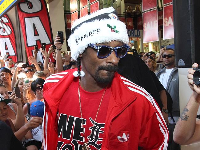 Snoop Dogg will join Martha Stewart to roast The Biebs.