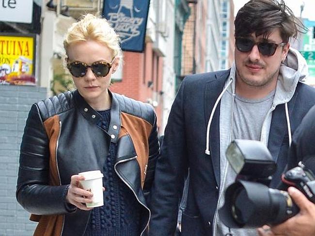 Papped ... Carey Mulligan and Marcus Mumford dodge snappers in New York. Picture: Supplie