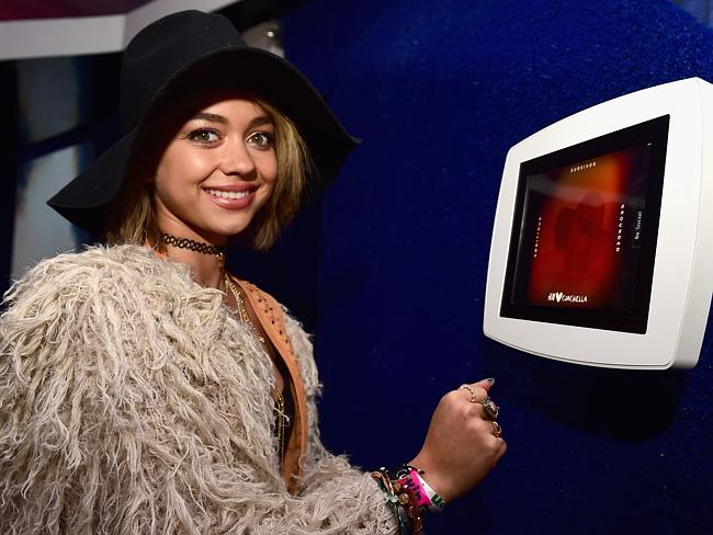 Fashionating ... atress Sarah Hyland works a hat, big furry jacket and a bunch of accesso