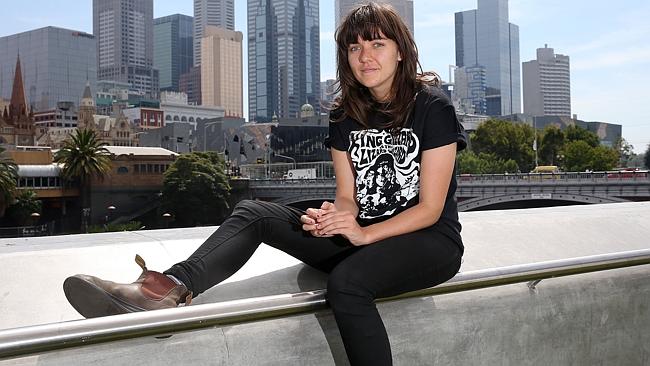 Courtney Barnett perfecting her legs-reclined-like-she-is-actually-comfortable anti-pose